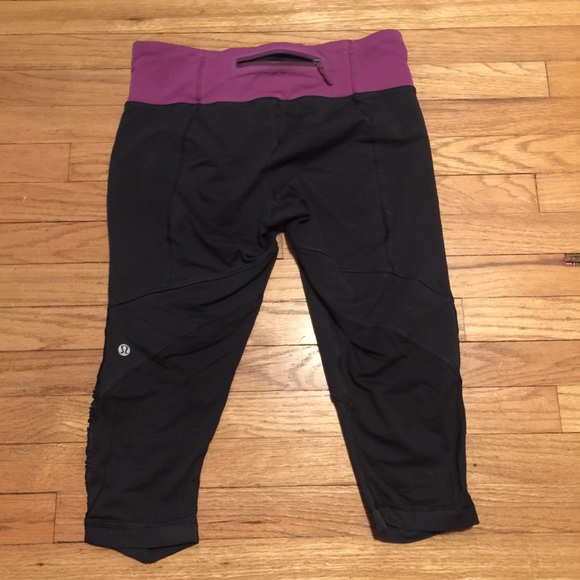 Lululemon black workout capri pants - sz 8 - Picture 4 of 5